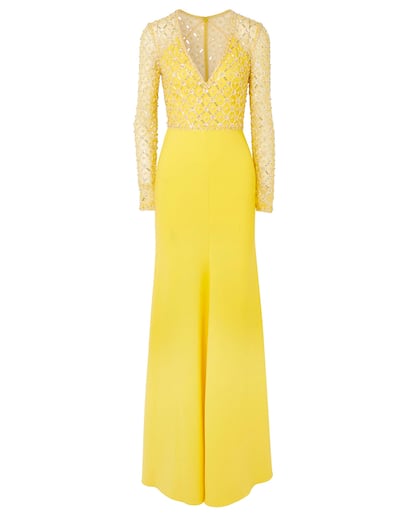 Este vestido pertenece a la colección primavera verano 2018 de Jenny Packham, una de las diseñadoras de cabecera de Kate Middleton. La parte de arriba está compuesta de un tul bordado con pedrería y lentejuejas. Por debajo, se trata de un vestido de líneas sencillas de crepé amarillo. Su precio: 3.279 euros.