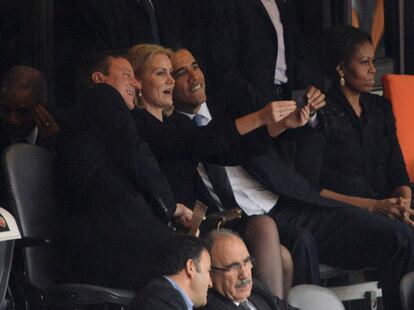 Barack Obama, David Cameron y la primera ministra danesa Helle Thorning Schmidt se marcaron ayer mismo su propio selfie at funeral en la despedida a Mandela. Un autorretrato que fue cuestionado por multitud de webs.
