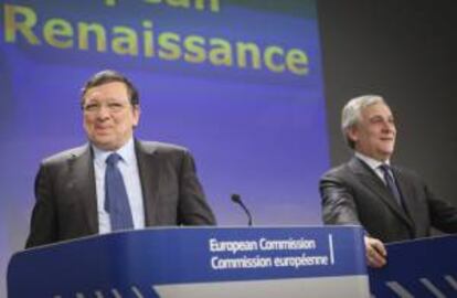 El presidente de la Comisión Europea (CE), José Manuel Durao Barroso (i), y el vicepresidente comunitario y responsable de Industria, Antonio Tajani, ofrecen una rueda de prensa en la sede de la Comisión Europeam, en Bruselas (Bélgica) hoy, miércoles 22 de enero de 2014.