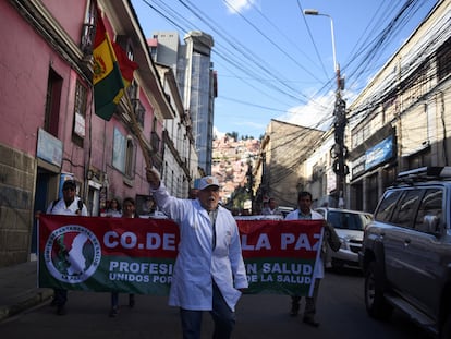 Un médico participa en una protesta contra la reforma a la modalidad de jubilación en La Paz, Bolivia, el 9 de abril 2024.