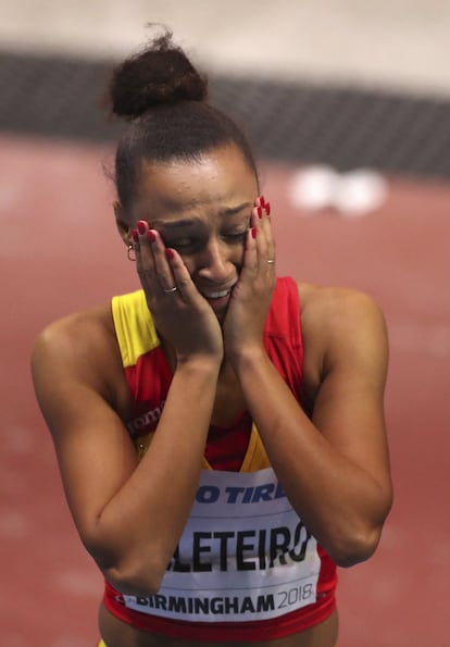 Ana Peleteiro celebra su medalla de bronce en los mundiales de atletismo.