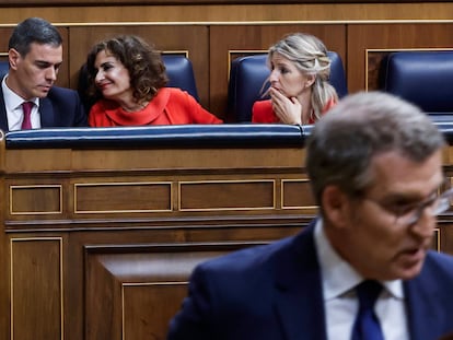 En primer plano, el presidente del PP, Alberto Núñez Feijóo. Detrás, en sus escaños, el presidente, Pedro Sánchez; la vicepresidenta primera, María José Montero, y la vicepresidenta segunda, Yolanda Díaz.