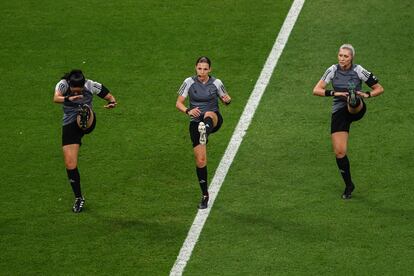 La árbitra francesa Stephanie Frappart (centro ) calienta junto a la linier brasileña Neuza Ines Back (derecha) y la mexicana Karen Diaz Medina, antes del partido entre Alemania y Costa Rica. 