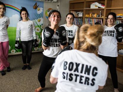 Husna entrena con otras miembros yazidíes de las Boxing Sisters en el campo de refugiados de Rwanga, en el Kurdistán iraquí.