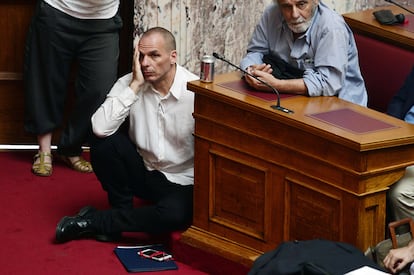 Por último, el ya exministro de Finanzas heleno ha argüido que "el esfuerzo sobrehumano de honrar al valiente pueblo de Grecia y al famoso 'oxi' ('no', en griego) que han trasladado a los demócratas de todo el mundo, acaba de comenzar". En la imagen, el ministro griego de Finanzas, Yanis Varoufakis, ayer en el Parlamento griego en Atenas el 16 de junio de 2015