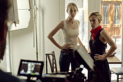 La directora Andrea Jaurrieta durante el rodaje de &#039;Ana de D&iacute;a&#039; junto a la actriz Ingrid Garc&iacute;a Jonsson. 