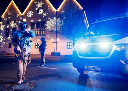 Miembros de la policía custodian el mercado navideño de Magdeburgo después de un atropello masivo, este viernes.