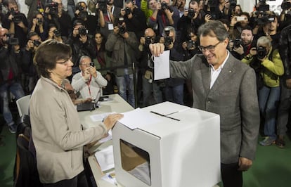 Artur Mas deposita su voto en la consulta del 9 de noviembre de 2014.