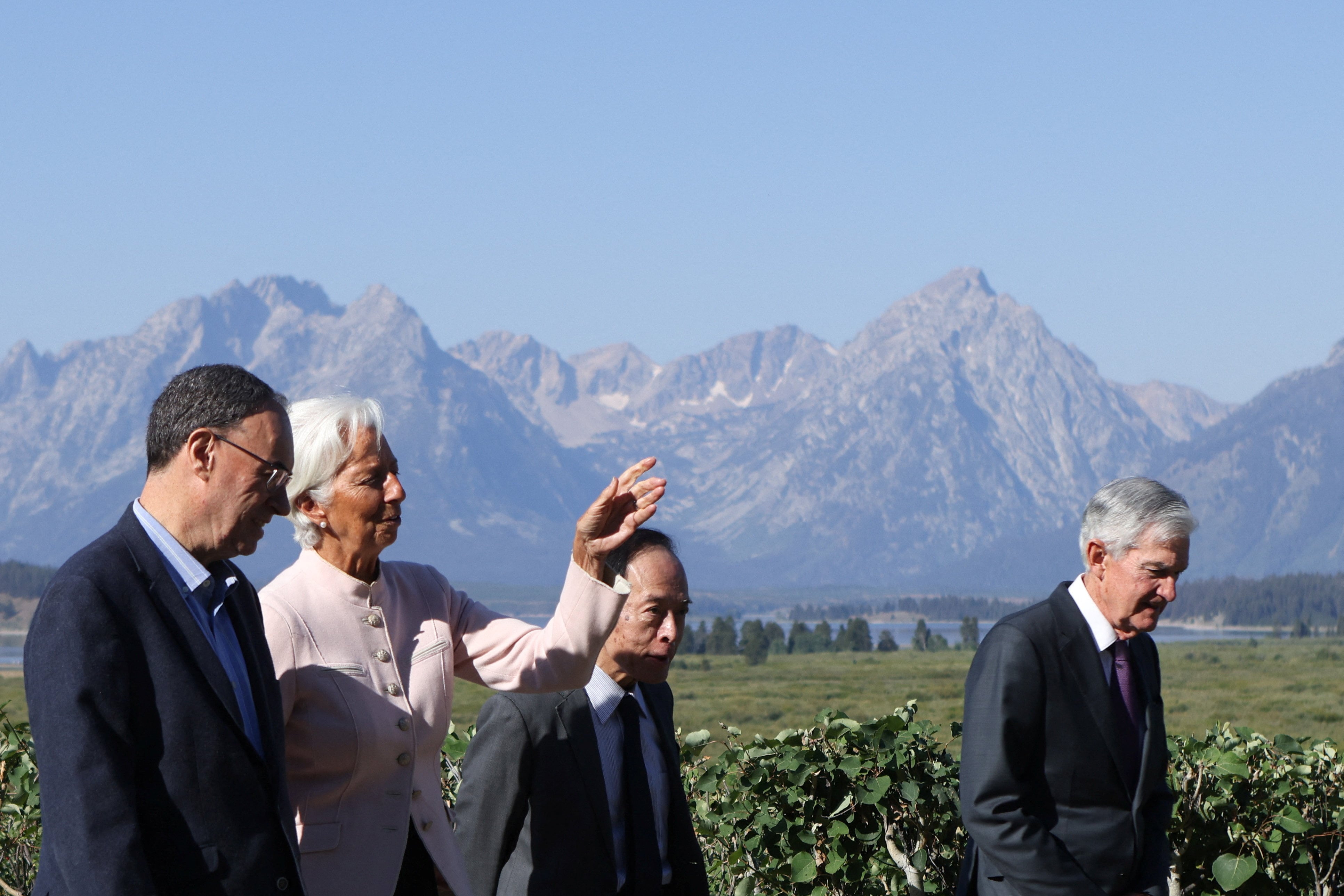 El gobernador del Banco de Inglaterra, Andrew Bailey, la presidenta del BCE, Christine Lagarde, el gobernador del Banco de Japón, Kazuo Ueda, y el presidente de la Reserva Federal, Jerome Powell, pasean por Jackson Hole, esta semana.