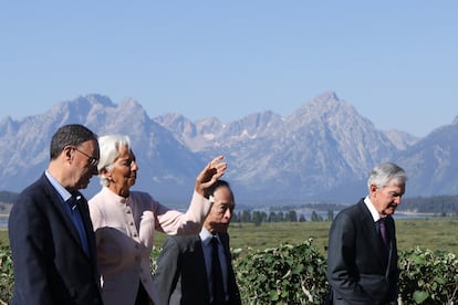 El gobernador del Banco de Inglaterra, Andrew Bailey, la presidenta del Banco Central Europeo, Christine Lagarde, el gobernador del Banco de Japón, Kazuo Ueda, y el presidente de la Reserva Federal, Jerome Powell, asisten al simposio de política económica de Jackson Hole 2025 del Banco de la Reserva Federal de Kansas City, este viernes.
