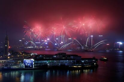 En la imagen, fuegos artificiales durante las celebraciones del Año Nuevo Chino en Hong Kong (China).