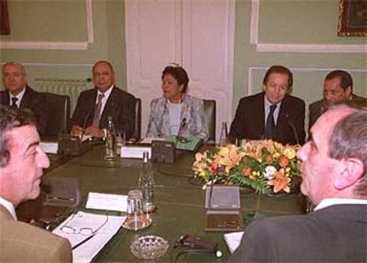 El ministro del Interior, José Antonio Alonso (a la derecha en primer plano), con la delegación marroquí.