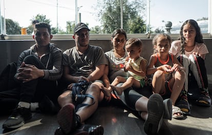 (De izquierda a derecha) Leonel de 32 años, José de 29 años, Ruth de 33 años e hijos de estos dos últimos; viajan juntos desde Venezuela a la ciudad de Texas.