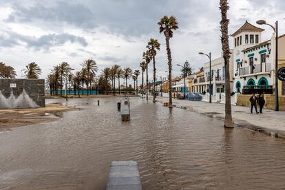 La playa de la Patacona, de Alboraia, junto a la Malvarrosa de Valencia, seguía inundada este miércoles. 