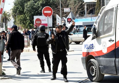 Desenes d'agents de les Forces de Seguretat s'han traslladat fins a la zona de l'atac i han encerclat el barri, al centre de Tunis, al qual no es pot accedir.