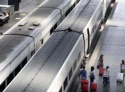 Un grupo de pasajeros se dispone a tomar el tren ayer en Atocha.