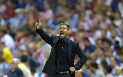 Simeone da órdenes desde la banda.