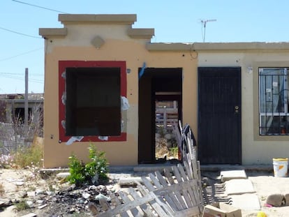 Moradia abandonada e vandalizada em um conjunto habitacional nos arredores de Tijuana, México.