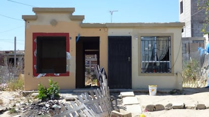 Vivienda abandonada y vandalizada en un conjunto de habitacional en la periferia de Tijuana, en México.