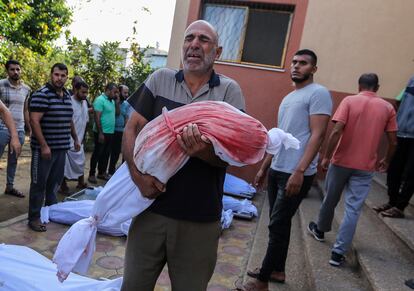 Un hombre lloraba tras recoger el cadáver de un niño de la morgue en Jan Yunis, este viernes. 