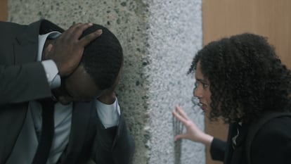 Shamier Anderson y India Brown en el primer capítulo de la tercera temporada de 'Invasión'. Su unión será esencial para el futuro de la humanidad.