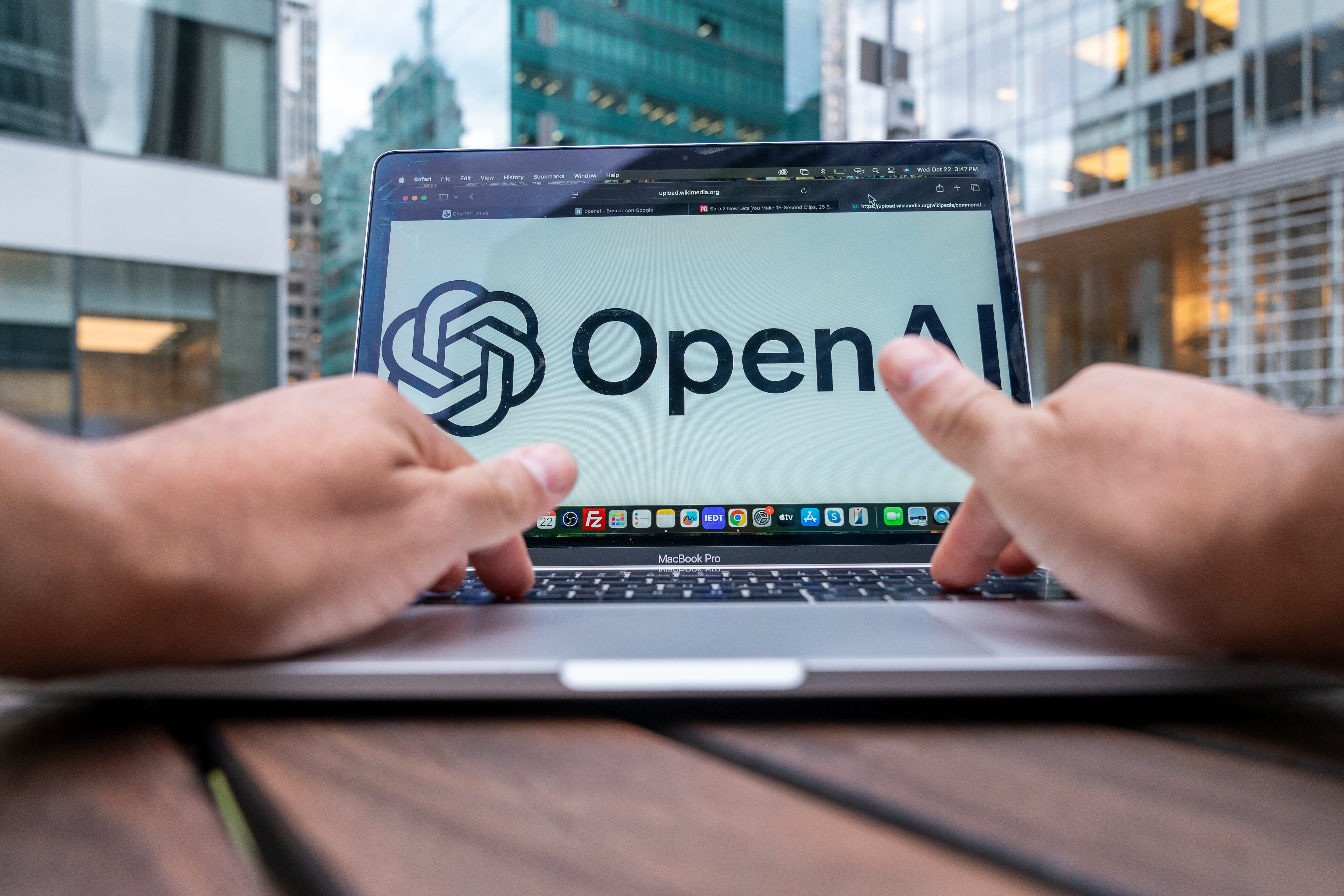 Ordenador portátil con el logo de OpenAI.