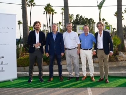 Rosauro Varo, presidente de GAT Inversiones y vicepresidente del Grupo PRISA; Elías Bendodo, consejero de la Presidencia, Administración Pública e Interior de la Junta de Andalucía; José María García Urbano, Alcalde de Estepona; Josep Antoni Escandell, general manager del Grupo Pacha; y Pablo Alberca, Director de Operaciones de GAT Inversiones.