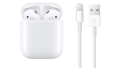 Estos AirPods cuentan con estuche de carga y se venden en color blanco.