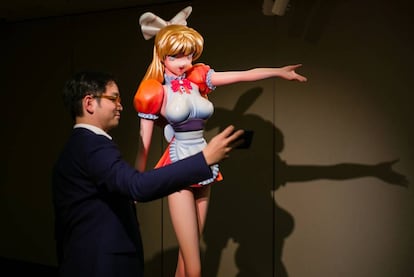 Un hombre se fotografía junto a Miss ko2, una escultura del artista japonés Takashi Murakami en una subasta de Christie´s en Hong Kong