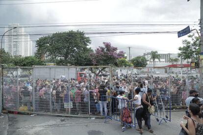 Fila de pessoas aglomeradas aguardando a doação de alimentos na Ceagesp nesta quinta-feira, 14 de janeiro.