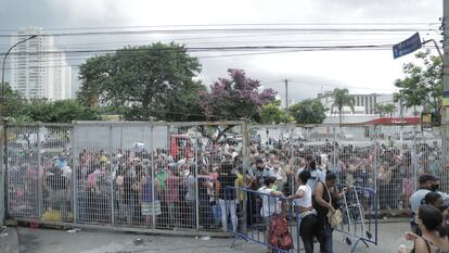 Fila de pessoas aglomeradas aguardando a doação de alimentos na Ceagesp nesta quinta-feira, 14 de janeiro.