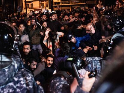 El Ejército libanés desaloja por la fuerza a los manifestantes que bloquearon la carretera de circunvalación de Beirut en la madrugada del miércoles.