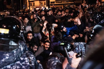 El Ejército libanés desaloja por la fuerza a los manifestantes que bloquearon la carretera de circunvalación de Beirut en la madrugada del miércoles.