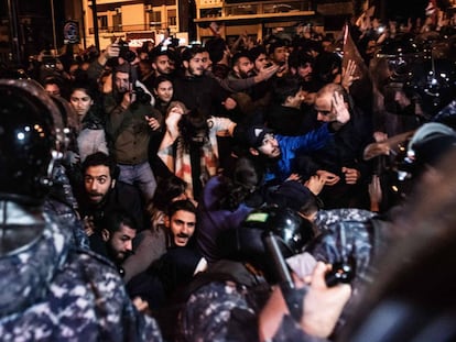 O Exército libanês desaloja à força os manifestantes que bloquearam o anel viário de Beirute na madrugada da última quarta-feira.