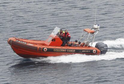 Una embarcación del Gobierno vasco rastrea las aguas próximas al puerto de Zierbana dentro del operativo de rescate por el naufragio ayer de una embarcación. De los cincos tripulantes del barco siniestrado, de momento sólo dos han sido rescatados.