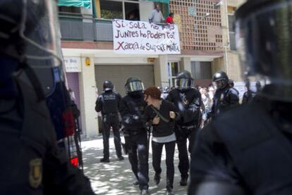 Mossos d&#39;Esquadra detienen a una de las personas que intentaban evitar el desahucio.