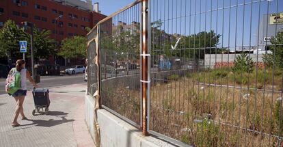 Parcela en el barrio del Puerto, de Coslada, donde se pretende construir una gasolinera.