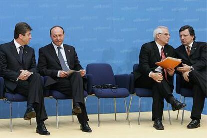 De izquierda a derecha, los presidentes de Bulgaria, Georgi Parganov, de Rumania, Traian Basescu, del Parlamento Europeo, Josep Borrell y de la Comisión Europea, José Manuel Duráo Barroso
