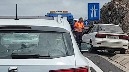 Una grúa retira el Mitsubishi accidentado en la TF-1, en una imagen tomada por uno de los conductores atrapados en el atasco.