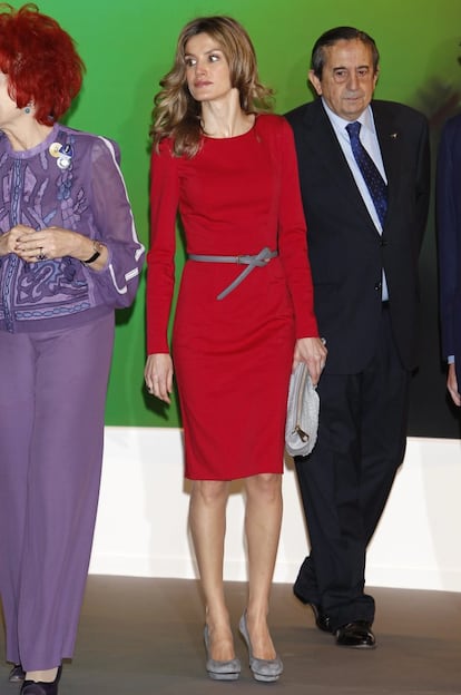Igual que este año, en 2011 ya apostó por el rojo, su color fetiche. En esa ocasión la esposa de Felipe VI escogió un vestido lápiz a la rodilla y de manga larga, que combinó con un cinturón estrecho gris, zapatos de salón del mismo color que el vestido con plataforma y cartera de mano a juego.