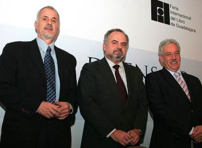 De izquierda a derecha, Raúl Padilla, presidente de la Feria del Libro de Guadalajara; Ignacio Polanco, presidente del Grupo PRISA, y el académico mexicano Gonzalo Celorio, ayer en la presentación del premio.