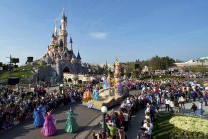 Flora, Fauna y Primavera, las tres hadas buenas de la película <i>La Bella Durmiente,</i> abren el desfile del 20 aniversario del parque Disneyland, en París.