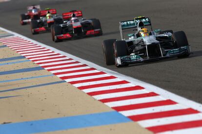 Hamilton rueda por delanter de los McLaren durante un momento de la carrera.