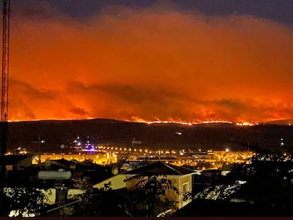 Las llamas, vistas desde las murallas de Ávila, alcanzan el domingo pasado el cerro donde se alza Ulaca.