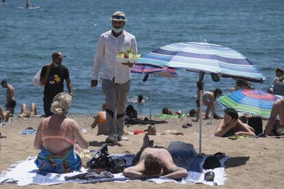 Ambiente en la playa de la Barceloneta en Barcelona, este domingo. Cataluña ha registrado hasta este domingo 82.876 casos positivos de coronavirus confirmados por pruebas diagnósticas (test rápido o PCR), 944 más que en el recuento del sábado, informa la Conselleria de Salud de la Generalitat.