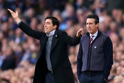 Iraola gesticula junto a Emery, este sábado en el estadio de Villa Park, en Birmingham.