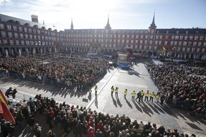 Miles de personas asisten a la misa en honor a la Virgen de la Almudena en la plaza Mayor.