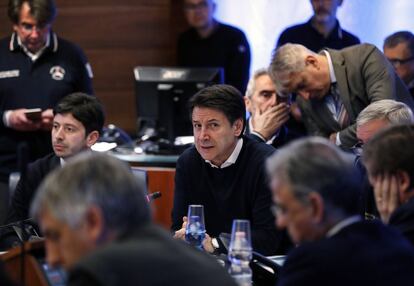 El primer ministro italiano, Giuseppe Conte, durante su reunión con los responsables de Protección Civil para tomar eventuales "medidas extraordinarias" ante este foco.