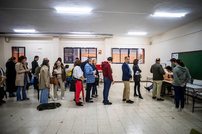 Ambiente electoral en el instituto Beatriz Galindo, en Madrid. 