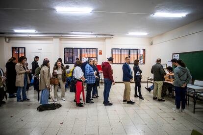 Colas para votar en el colegio del Instituto de Enseñanza Secundaria Beatriz Galindo, en Madrid. 